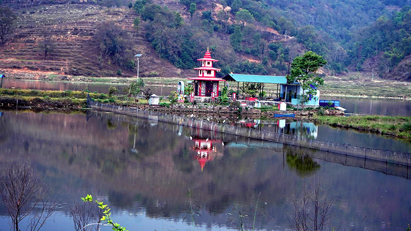 खास्टे ताल र जेष्ठी ताल बीचमा बाराही मन्दिर