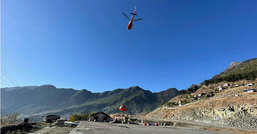 नेपाल टेलिकम टावरको सामग्री हेलिकोप्टरमार्फत ढुवानी (फोटो)