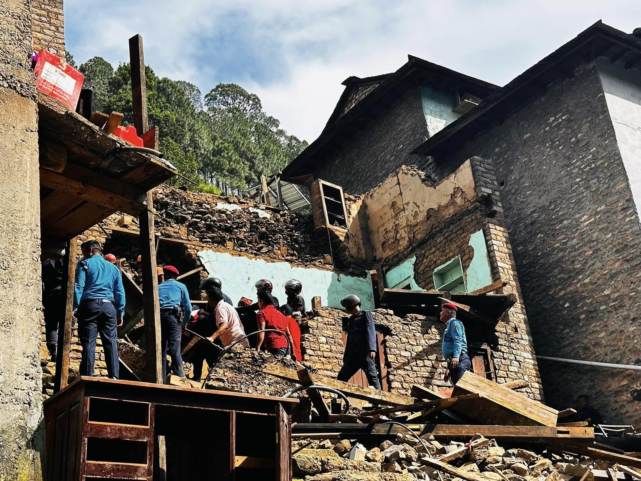 बुर्तिबाङमा घर भत्किँदा घरधनीको मृत्यु, ११ जना घाइते