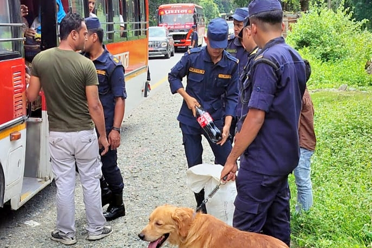 दशैंमा कुकुरसहित सुरक्षा चाँज गर्दै प्रहरी