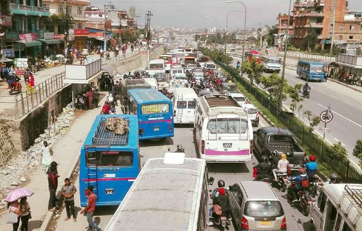 दशैं बिदामा बन्द कार्यालय आजदेखि खुल्दै, काठमाडौं भित्रने नाकामा गाडीको चाप