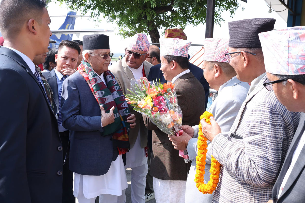 विराटनगर विमानस्थलमा प्रधानमन्त्री केपी शर्मा ओलीलाई स्वागत गर्न को को पुगे ?