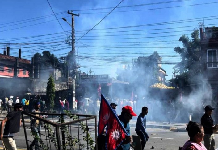 पोखरामा रास्वपाको प्रदर्शन, प्रहरिले गर्यो अश्रु ग्यास प्रहार