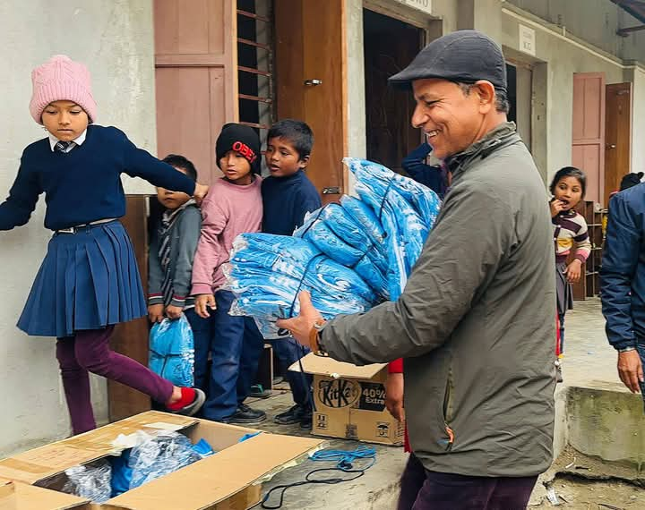 कांग्रेस स्थानीय नेताबाट ट्रयाक सुट बितरण 