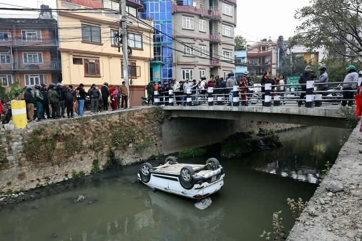 काठमाण्डूको धोबीखोलामा कार खस्यो