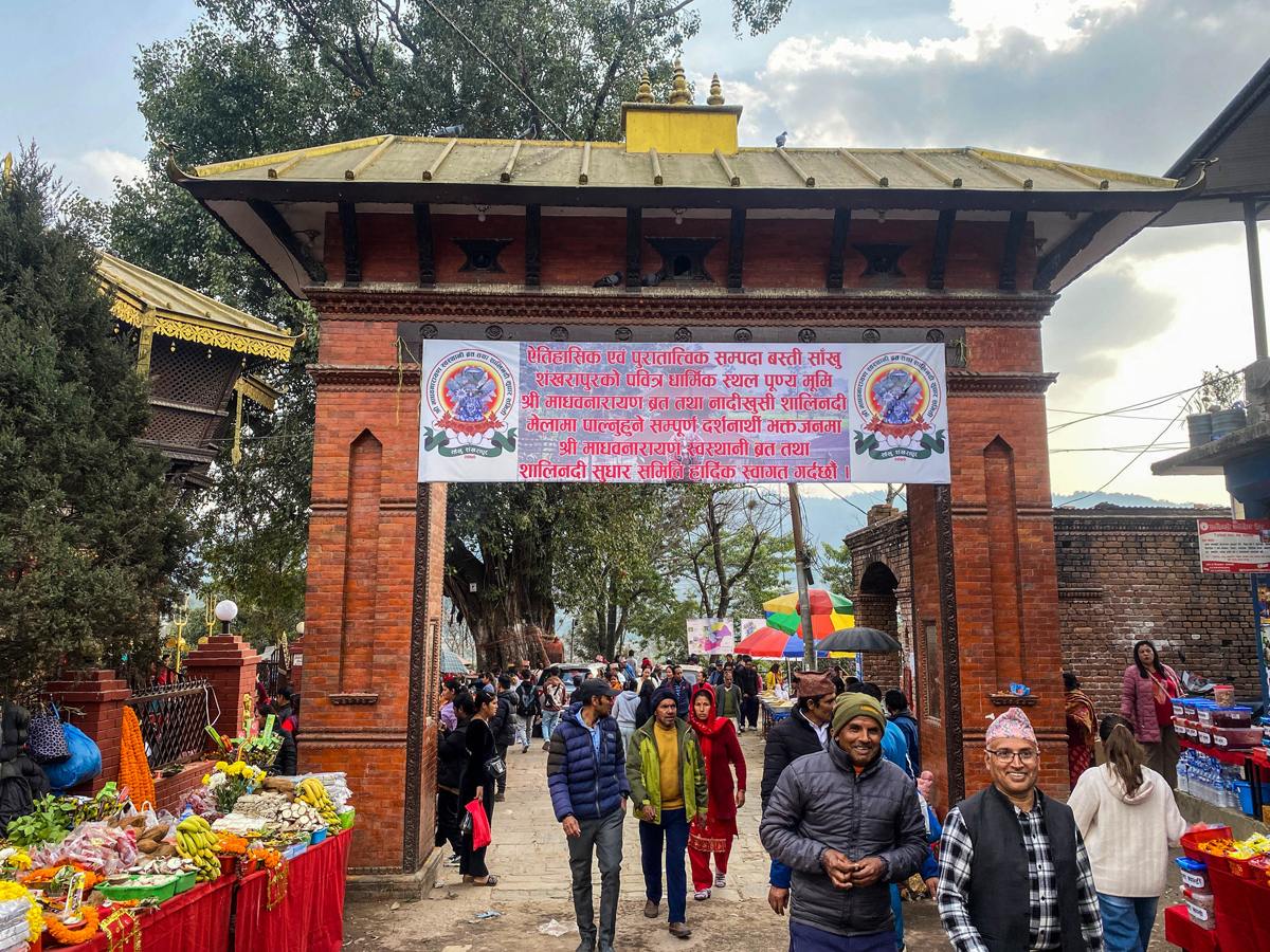 शालिनदीमा दर्शन गर्ने भक्तजनको भिडसँगै व्यापार बढ्दो (फोटोफिचर)