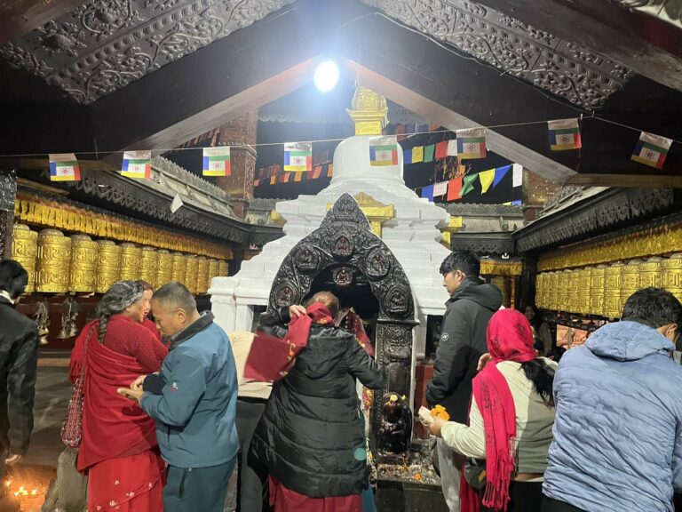 स्वयम्भूमा मञ्जुश्रीको दर्शन तथा सरस्वतीको पूजा गर्ने भक्तजनको घुइँचो