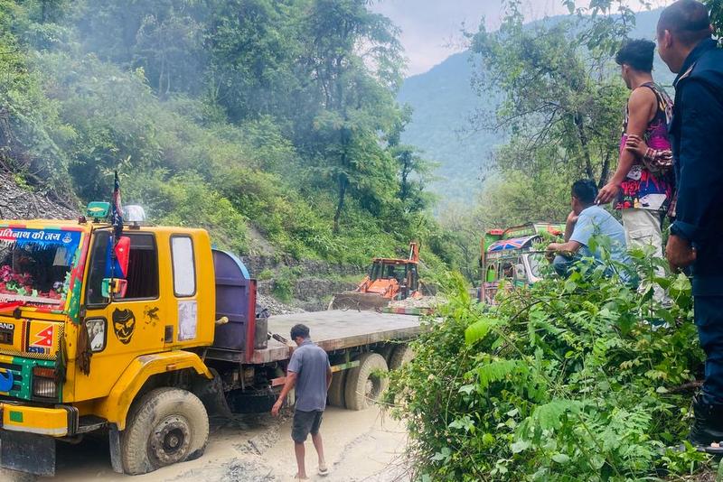 अविरल वर्षाले कोशी लोकमार्ग र तमोर करिडोर अवरुद्ध