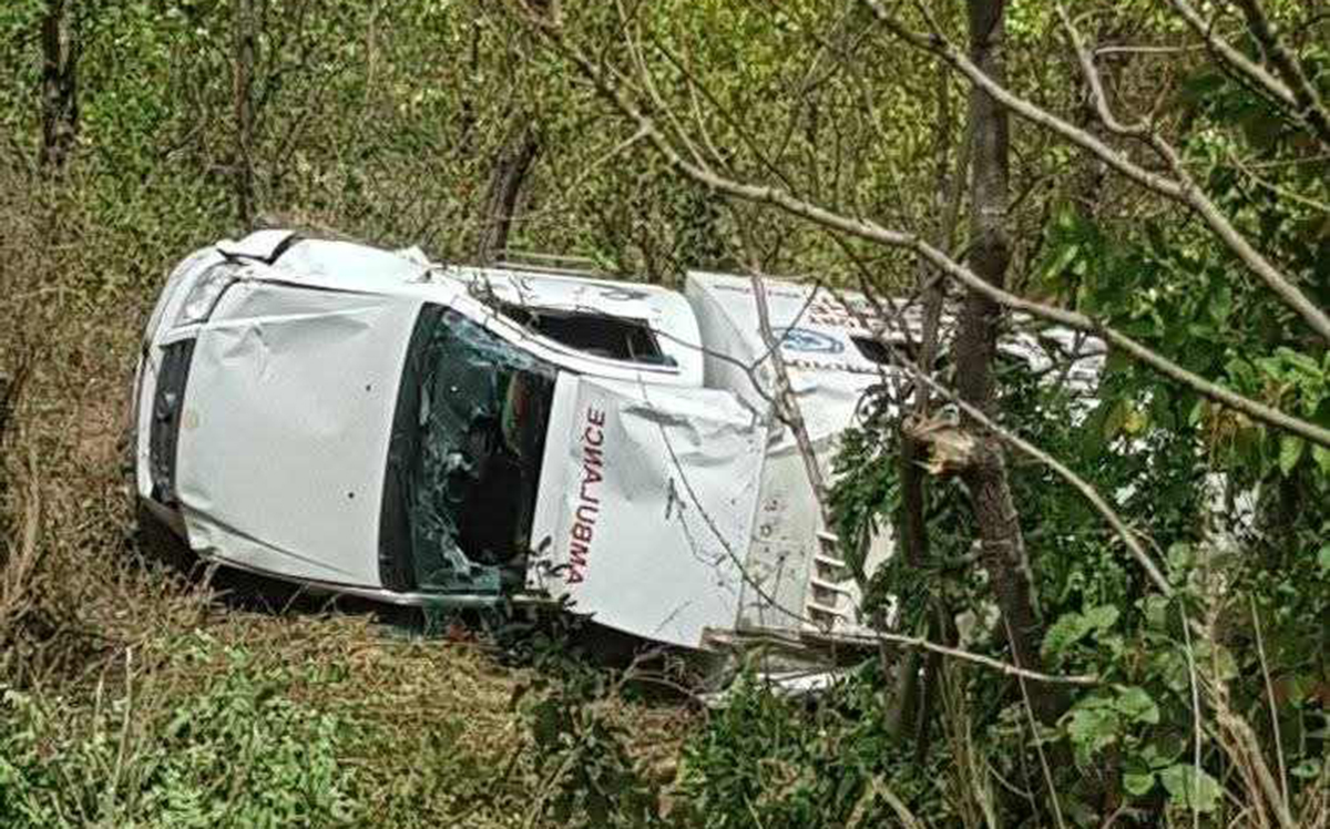 शव लिएर काठमाडौं जाँदै गरेको एम्बुलेन्स दुर्घटना