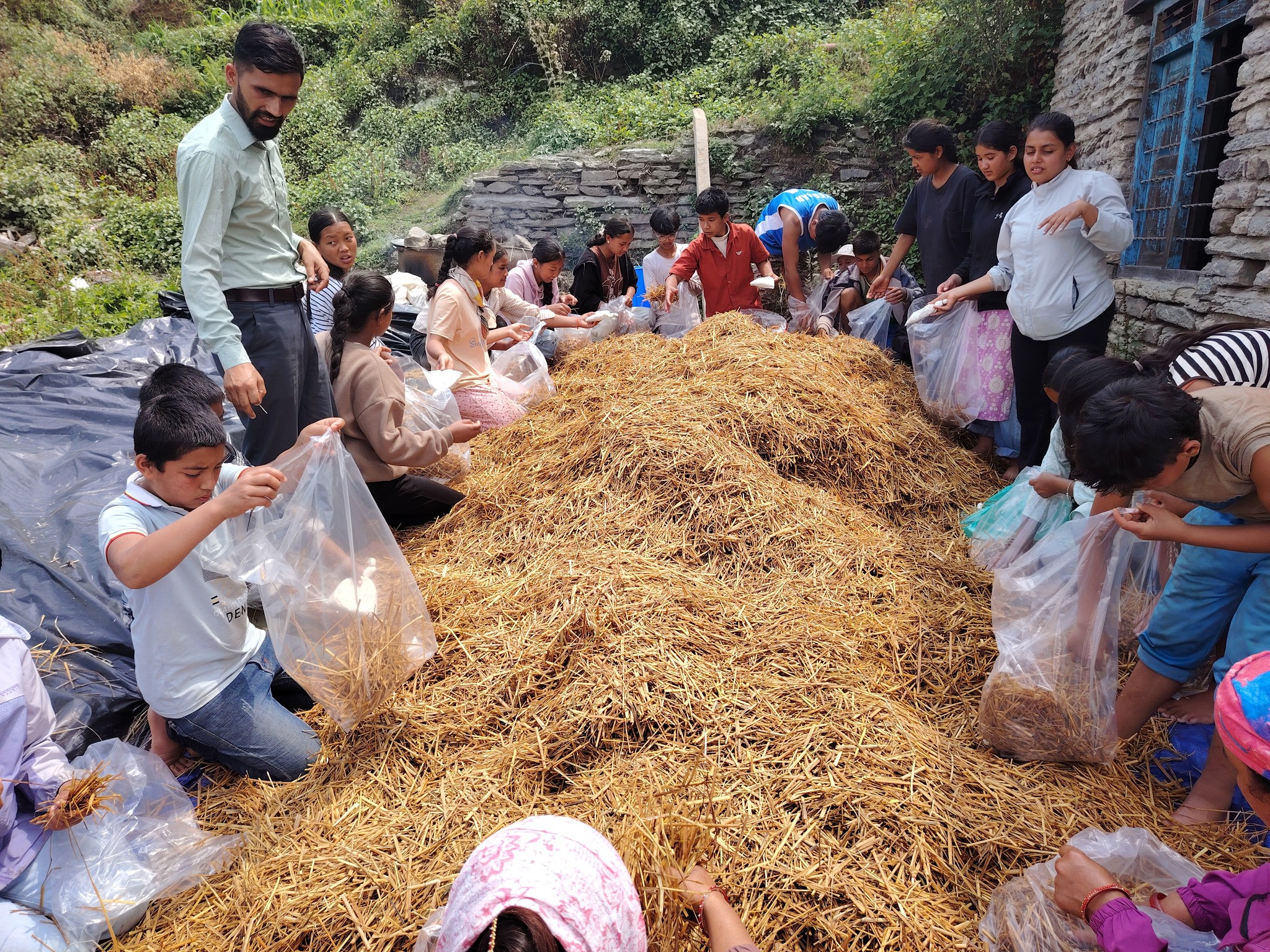 बेनीका विद्यालयले विद्यार्थीलाई पढाइसँगै सीप सिकाउँदै 