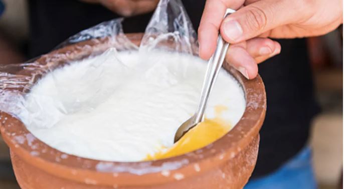 दहीमा यी दुइका बिउ मिसाएर कपालमा लगाउनुहोस्, झर्न हुन्छ कम