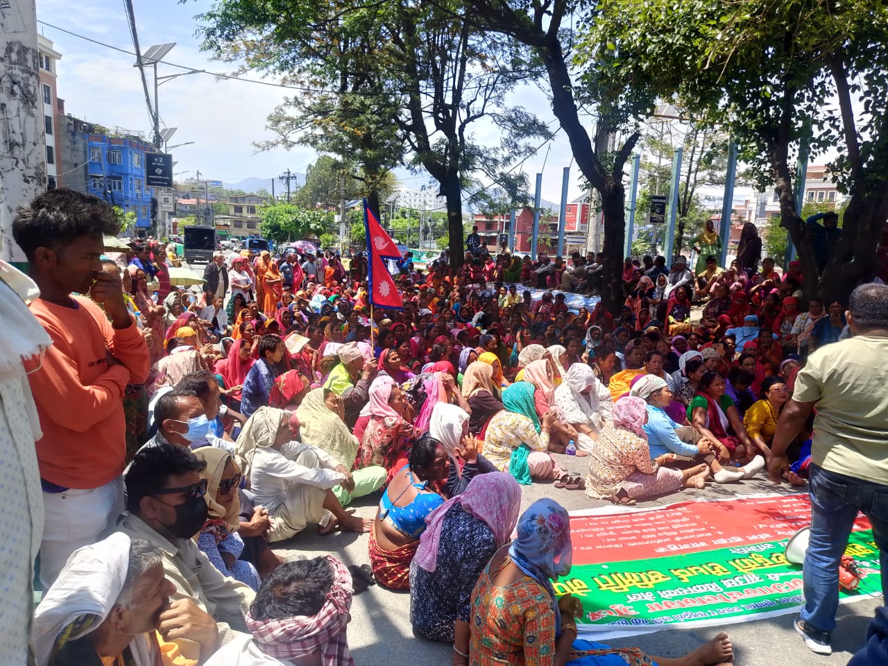 माइतीघरमा लघुवित्त पीडितहरूको प्रदर्शन, १ महिना १० दिन भइसक्दा पनि सरकारको प्रतिक्रिया नआएको गुनासो 