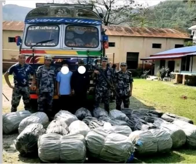सशस्त्र प्रहरी बलले  लागूऔषध गाँजासहित ट्रक नियन्त्रणमा