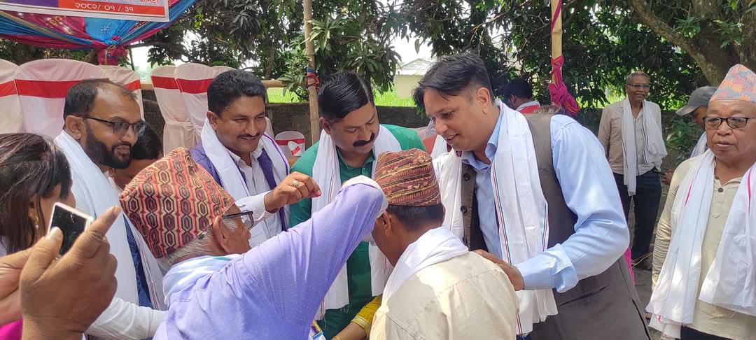 माओवादी नेता माझीसहित सिमरीको सिंगो गाउँ नै एमालेमा प्रवेश