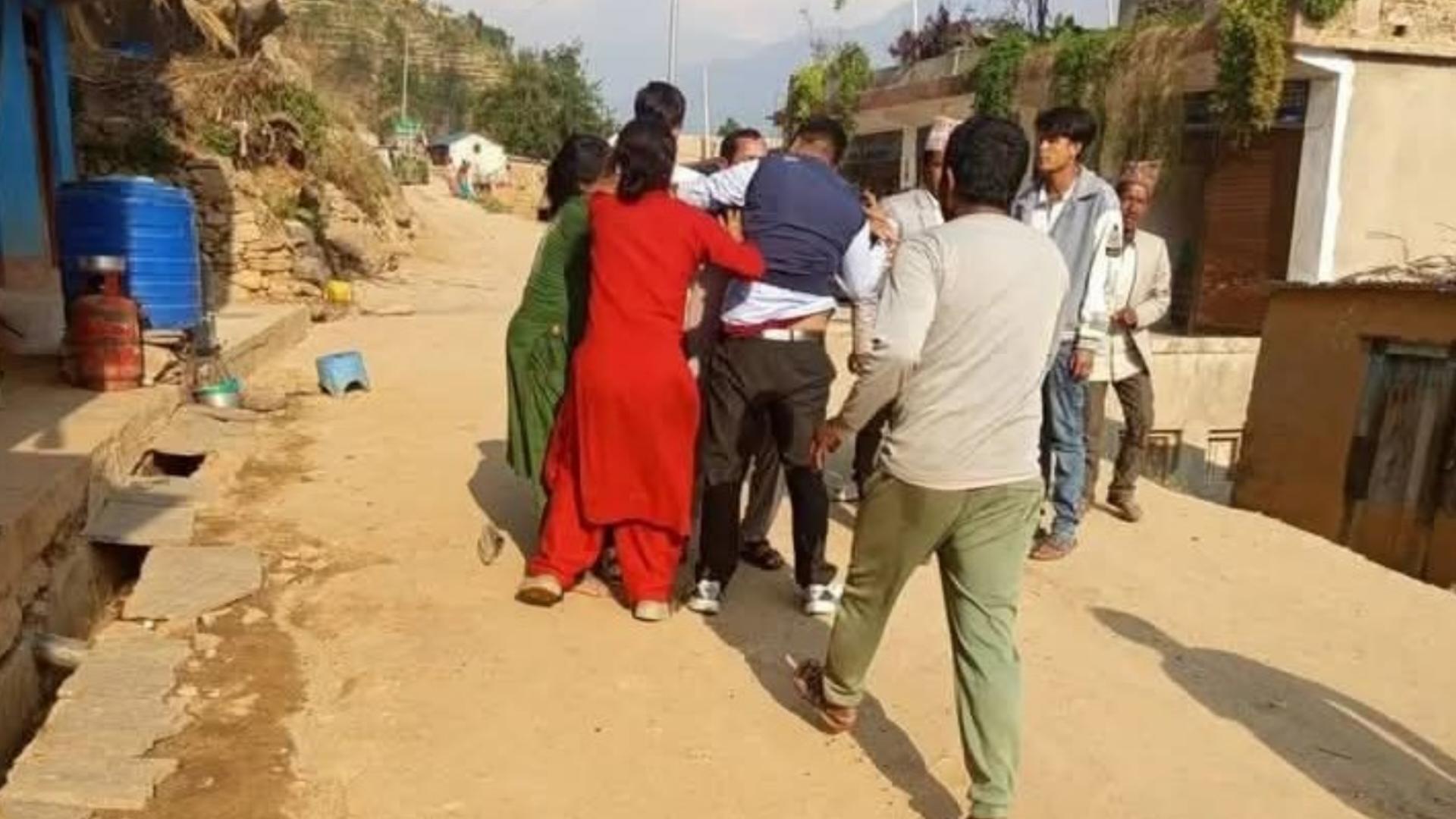 विद्यार्थीलाई कुट्ने शिक्षकले महिला नगर सदस्यमाथि हातपात गरेपछि भयो हंगामा