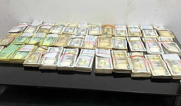 स्रोत नखुलेको २५ लाखसहित साँगाबाट दुई जना पक्राउ