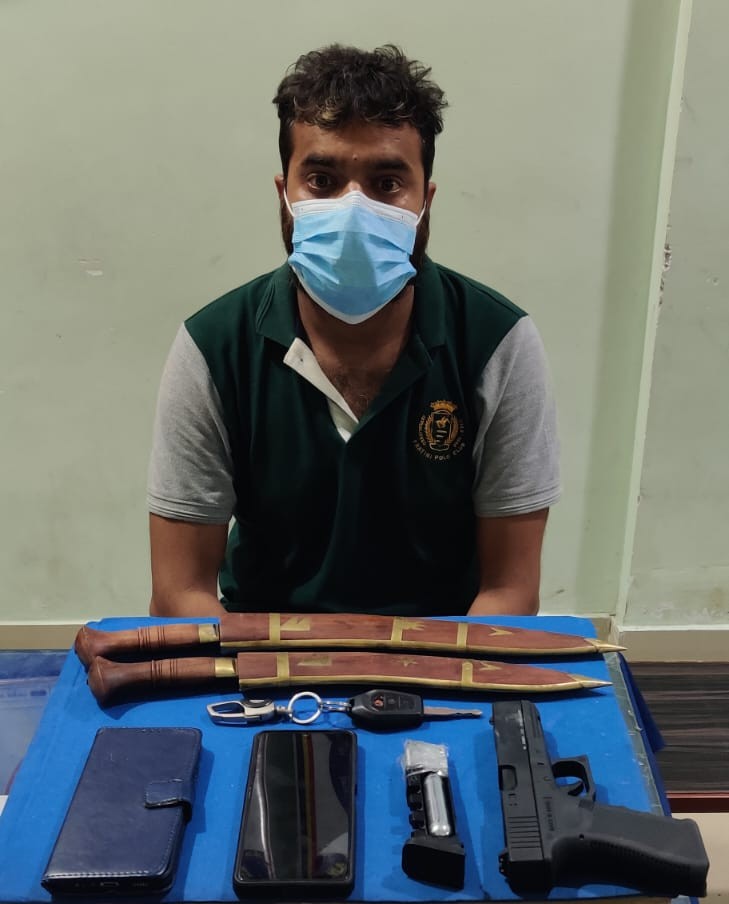 पेस्तोल र खुकुरीसहित भारतीय नागरिक पक्राउ