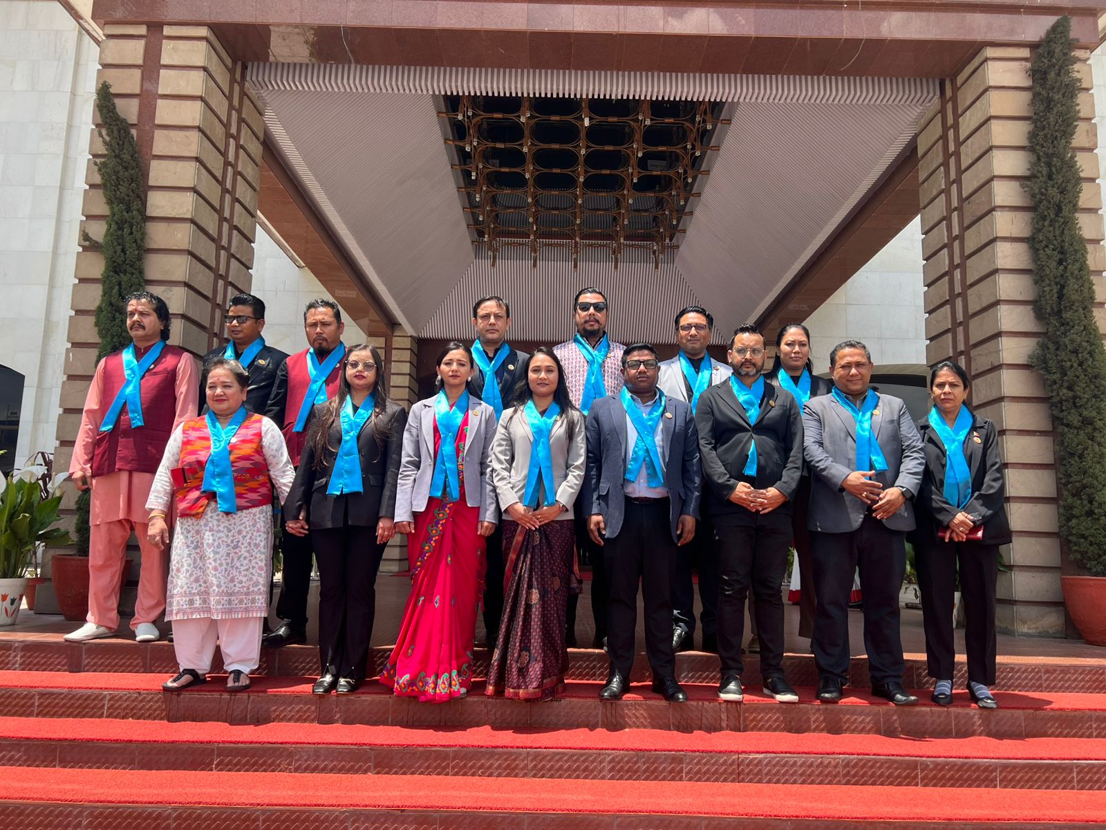 निलो टाई लगाएर रास्वपा सांसद संसद भवनमा