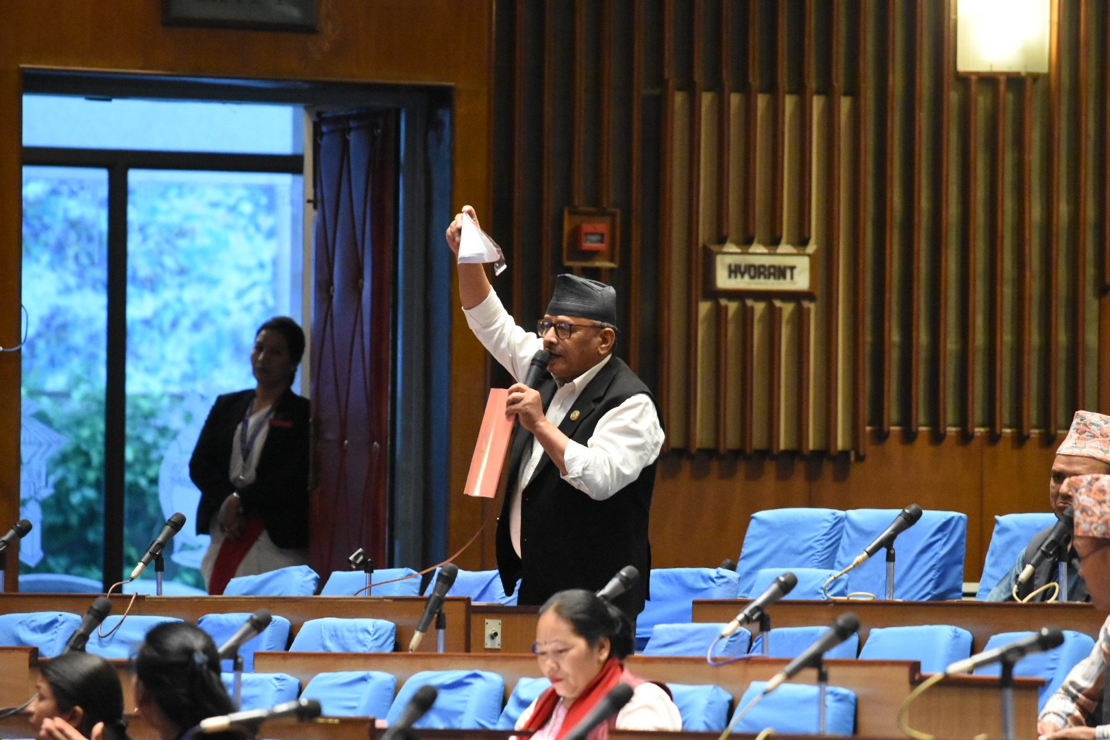 सांसद अमरबहादुर थापाद्वारा संसदमा बजेट पुस्तिका च्यात्दै विरोध प्रदर्शन गरेपछि भयो हंगामा
