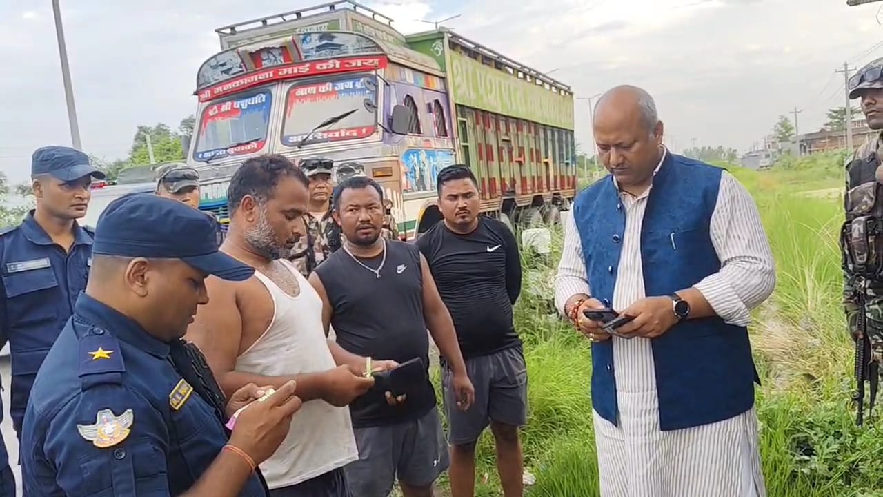 मुख्यमन्त्री सिंहको छड्के : अवैध असुली भइरहेको ठाउँबाट तीन जना पक्राउ