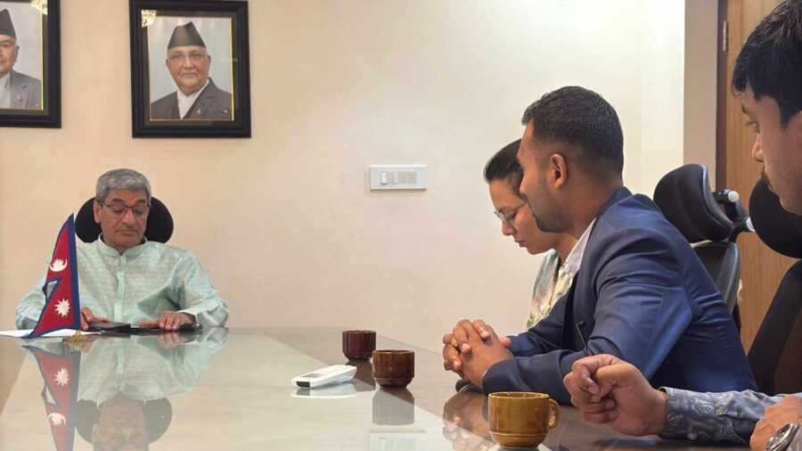 ‘अलविदा’ लेख्दै सम्पर्कविहीन भएका डा. श्रेष्ठ गृहमन्त्रीसँग भेट