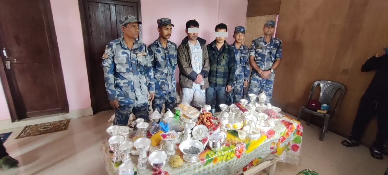 इलामको चारमाइलबाट चाँदी र सुनको जलप लगाएको गहनासहित दुई व्यक्ति पक्राउ