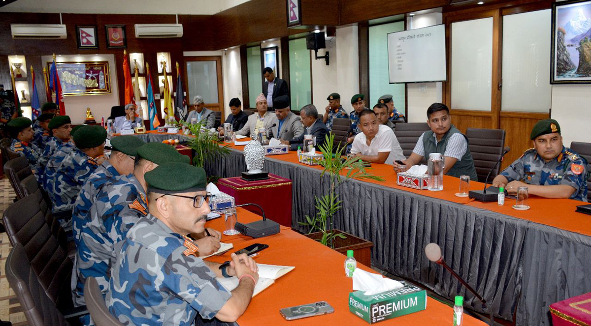 सप्तकोसीमा गोताखोर प्रहरी बेपत्ता : गृहमन्त्री लेखकद्वारा दुःख व्यक्त, खोजीकार्यमा कसर नछोड्न निर्देशन