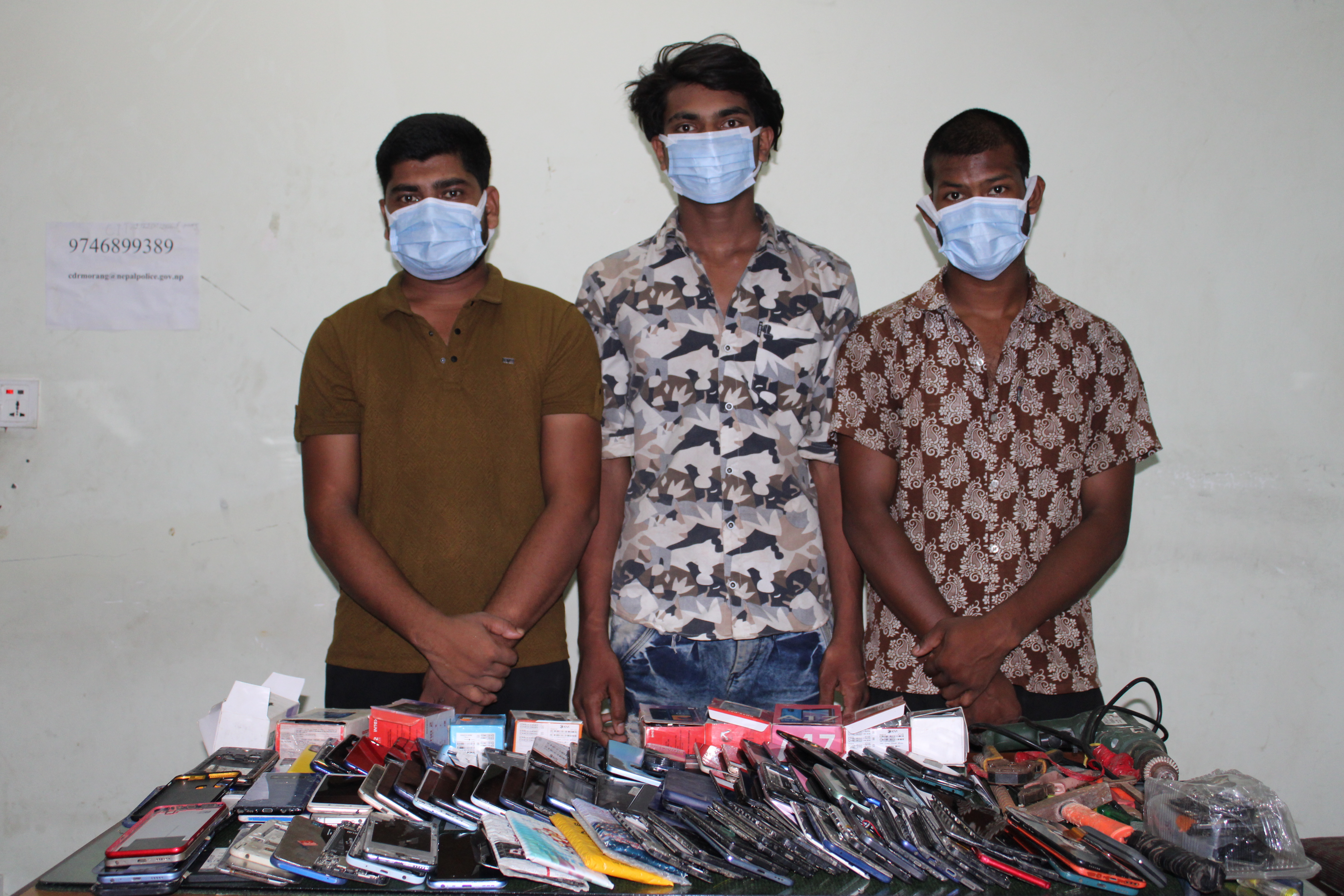 पसल फोड्दै शृंखलाबद्ध रूपमा मोबाइल चोरीमा संलग्न तीन पक्राउ