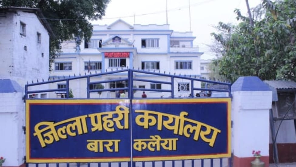बारा प्रहरीद्दारा फरार १२ प्रतिवादी पक्राउ