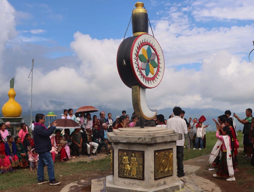 हुसांस्कृतिक पार्कमा मगर समुदायको प्रतीक चिह्न खुर्पेटो (घोरप्याक)को प्रतिमा