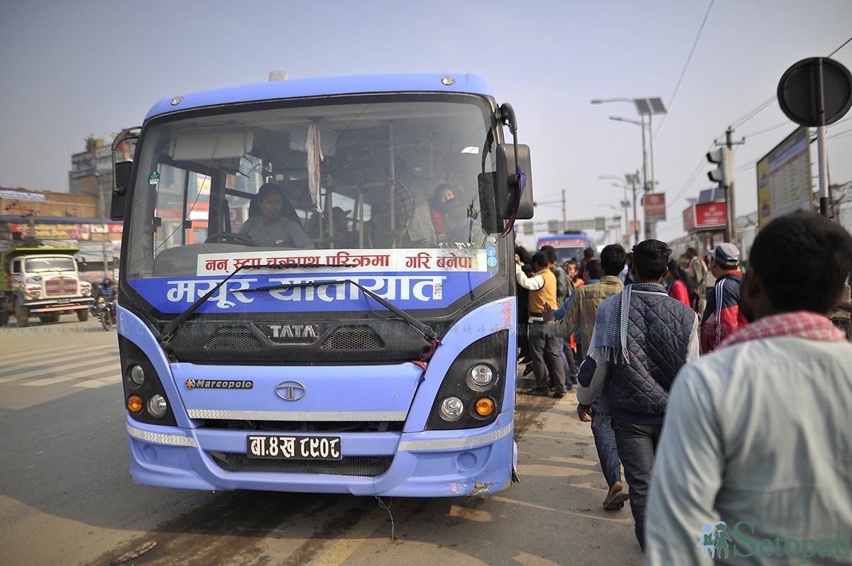बन्द अवज्ञा गरेको बेला मयुर यातायात सञ्चालन गरेको भन्दै आन्दोलनरत यातायात व्यवसायीहरूले गाडी रोकर दिए चेतावनी 