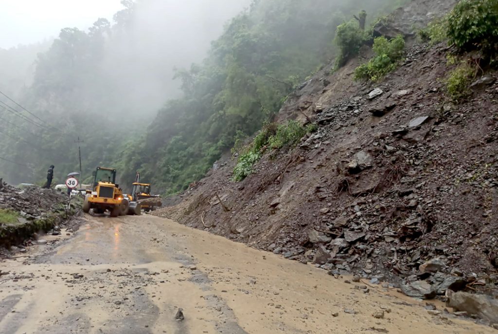 बाढी र पहिरोले ५ वटा सडक पूर्णरूपमा अवरुद्ध, ३ वटा एकतर्फी सञ्चालनमा