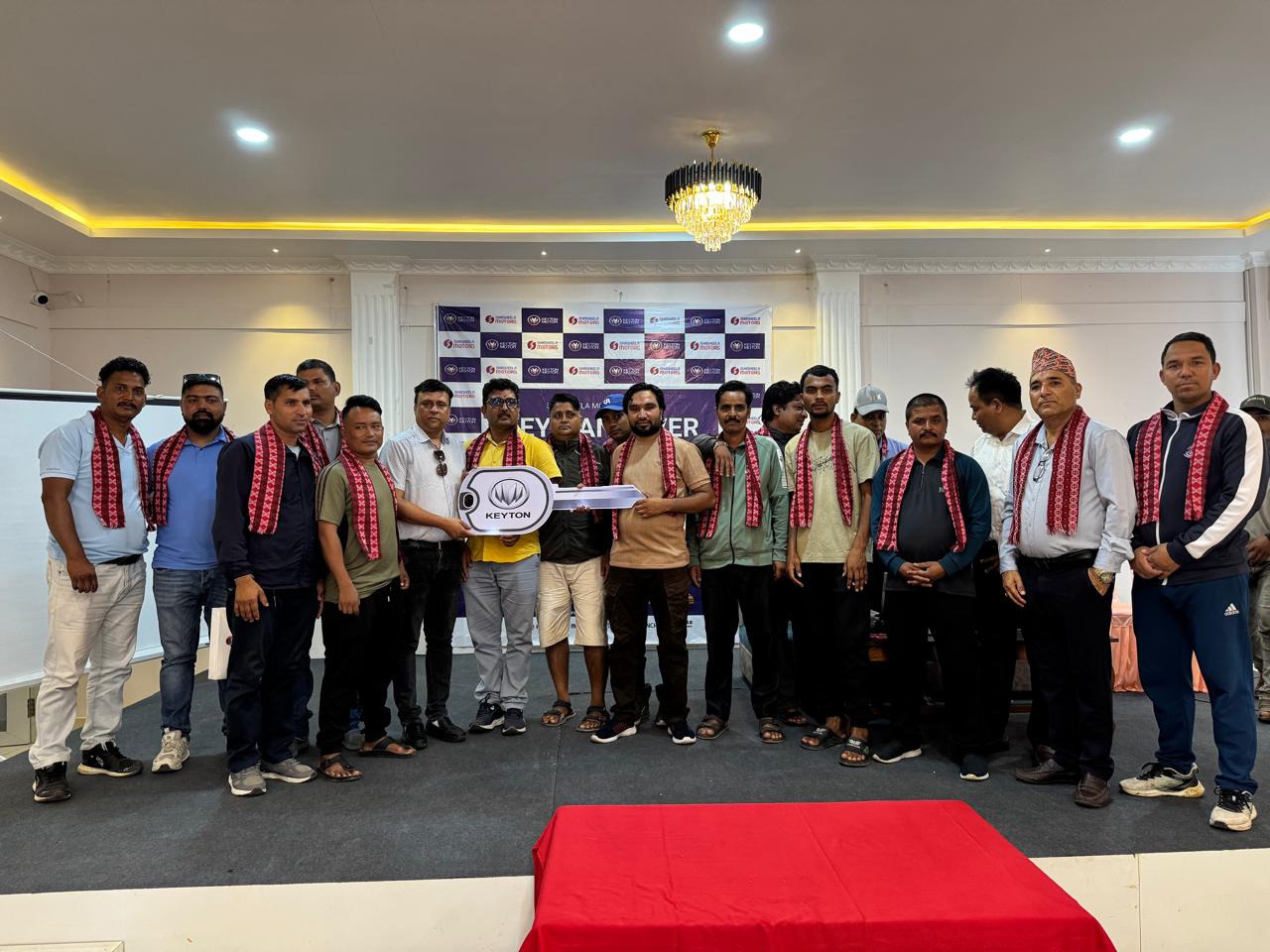 सुर्खेतमा शशीला मोटर्सले गर्यो १९ वटा ‘किटोन’माइक्रो भ्यान हस्तान्तरण 