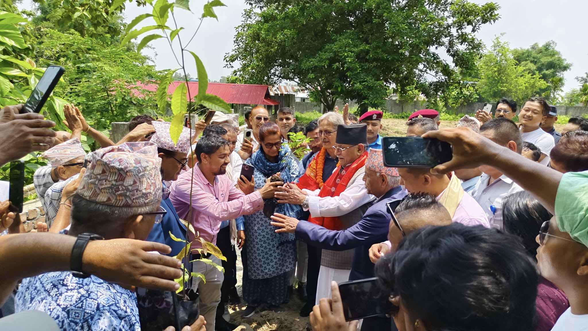 प्रचण्डले दिए एक लाख विरुवा रोप्ने अभियानमा साथ
