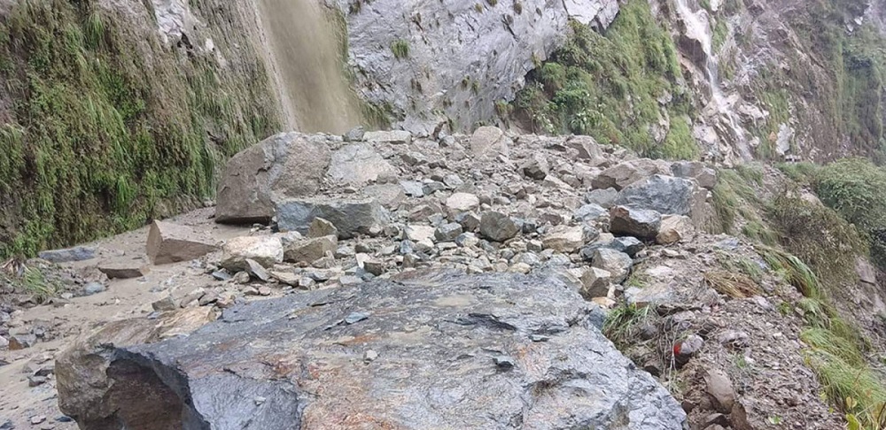 बाढीपहिरो स् विभिन्न राजमार्गका ६ स्थानमा सडक पूर्णरुपमा अवरुद्ध