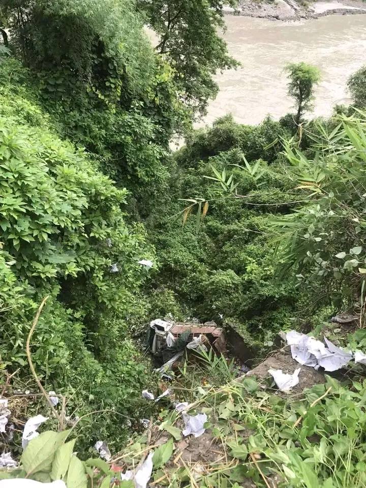 सिमलतालमा मिनी ट्रक दुर्घटना, दुई जना घाइते