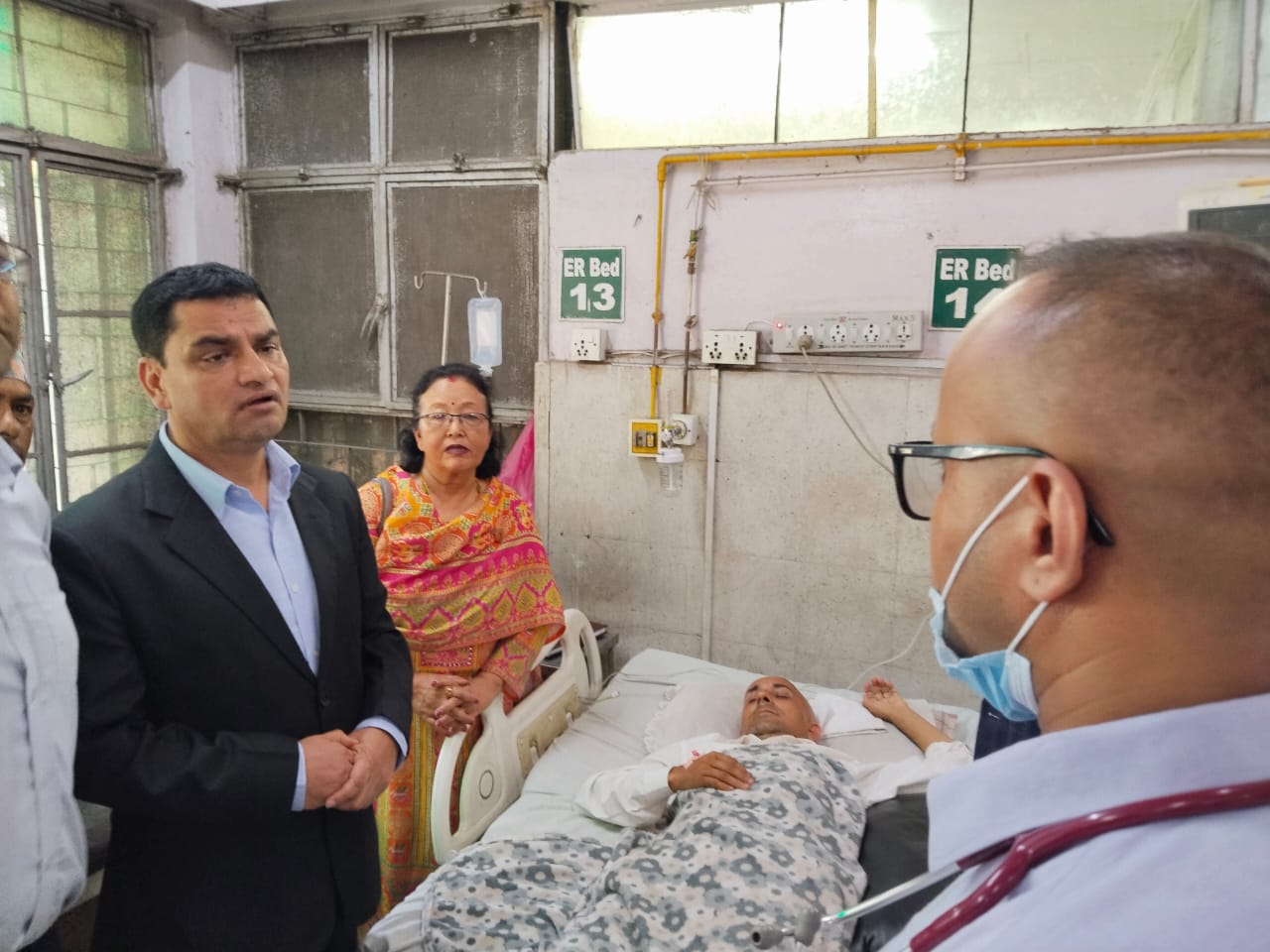 बाँससम्बन्धी नीति निर्माणको माग गर्दै अनशनरत मेयर तिर्थराज भट्टराई वीर अस्पताल भर्ना