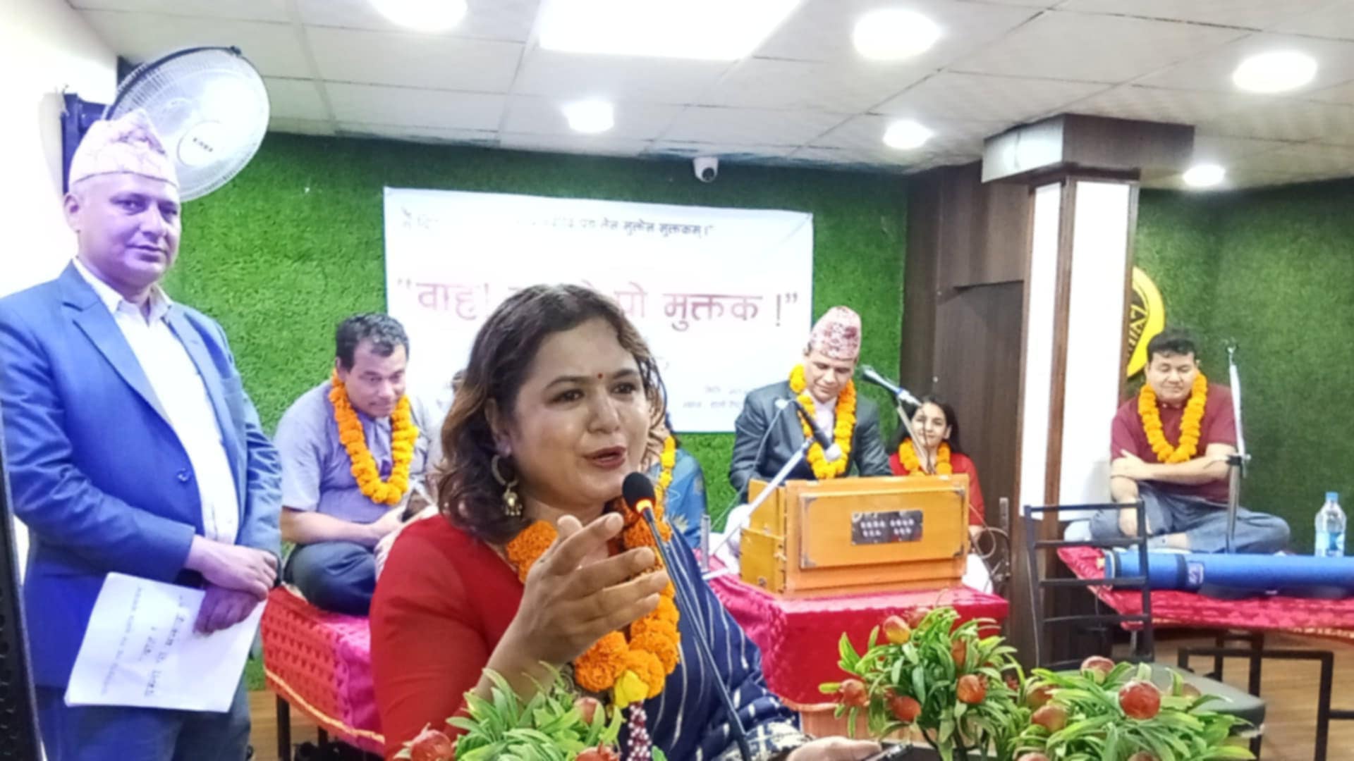 सन्तोषले प्रत्यक्ष गाए मुक्तक, बन्यो ऐतिहासिक