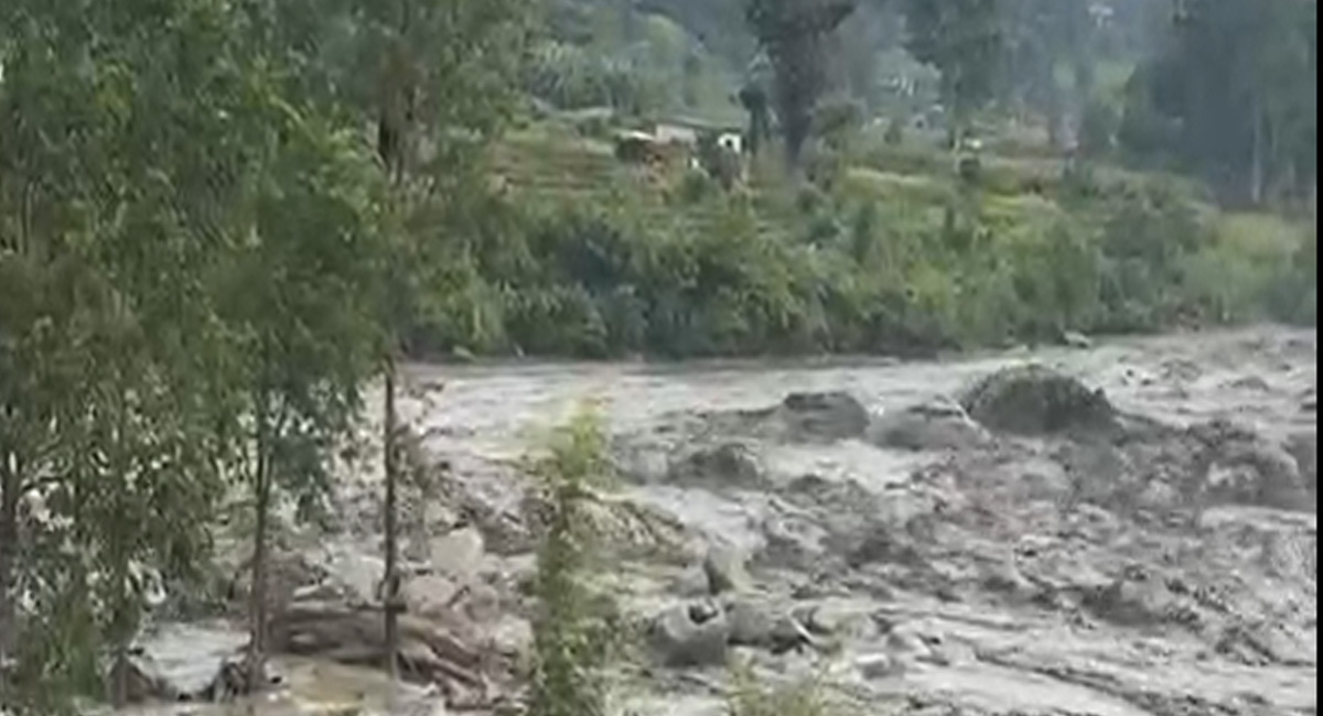 दाउरा संकलन गर्न त्रिशुली नदीमा पुगेका २ जना फसे,  हेलिकोप्टरमार्फत उद्धार गरिँदै