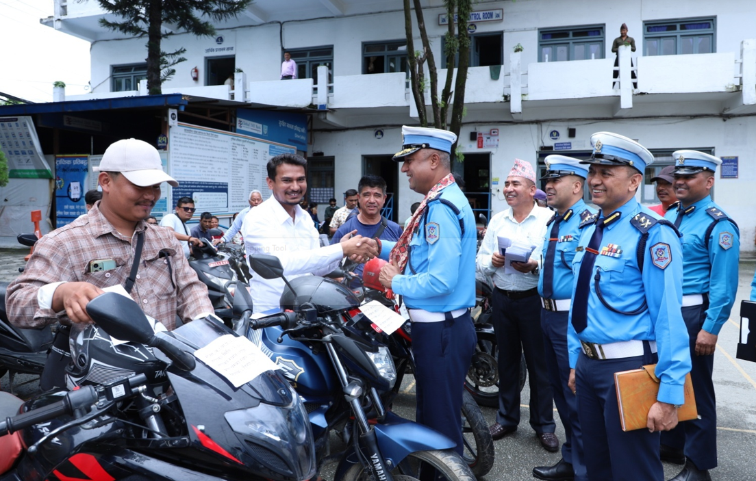 २० वटा मोटरसाइकल चोरीपछि फेला परे, सो सवारीसाधन सम्बन्धित धनीलाई हस्तान्तरण गरियो