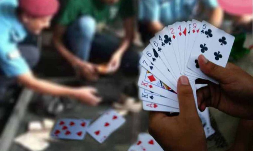 टीकापुरमा जुवातास खेल्दाखेल्दै १० जना पक्राउ