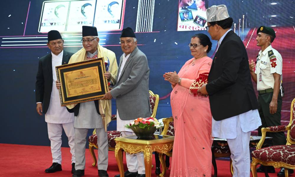 वरिष्ठ निर्देशक लक्ष्मीनाथ शर्मालाई ‘चलचित्र दीर्घसाधना सम्मान’ प्रदान 