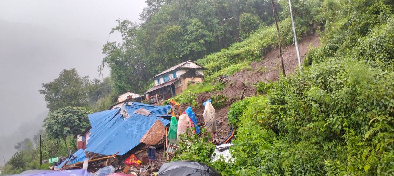 पहिरोमा पुरिएका दम्पतीमध्ये श्रीमान् मृत फेला, श्रीमतीको खोजी कार्य जारी