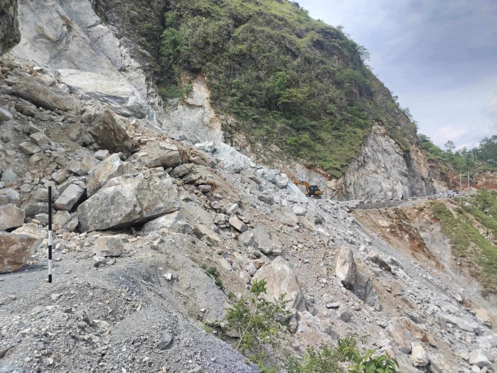 कालीगण्डकी सडक पहिरोले पूर्ण रुपमा अवरुद्ध