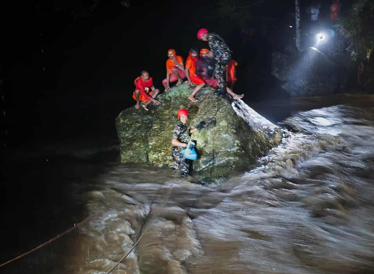 सुन्दरीजल खोलामा नुहाउने क्रममा एक्कासी बाढी आएपछि फसे भक्तालु, नेपाली सेनाले गर्यो उद्धार