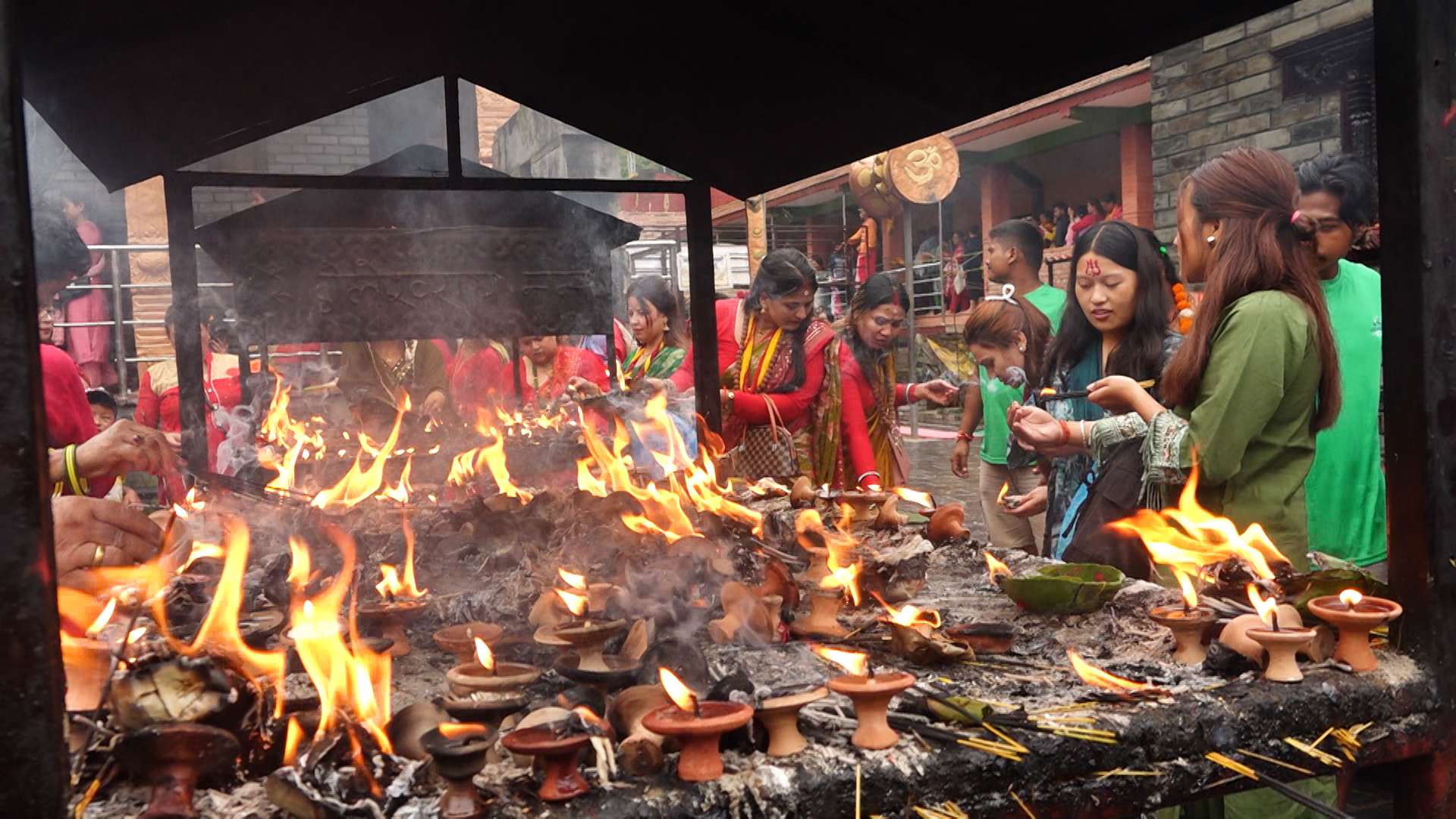 अन्तिम सोमबार डोलेश्वर महादेव मन्दिरमा दर्शन गर्दै भक्तजनहरू 