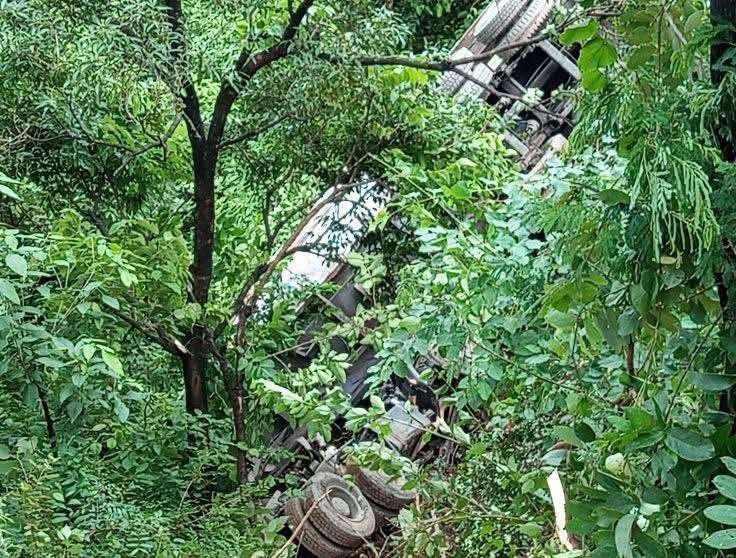 मन्थलीको पाखाबारीमा लरी दुर्घटना हुँदा चालक घाइते