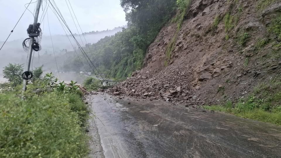 वर्षाका कारण पहिरो खस्दा पृथ्वी राजमार्ग अवरुद्ध