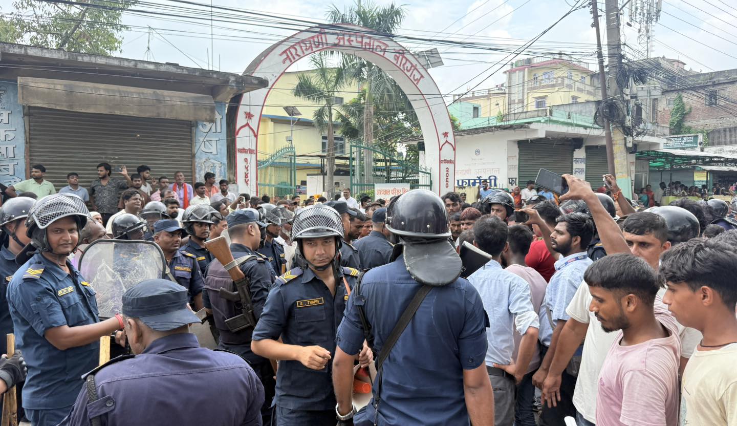 नारायणी अस्पतालमा कैदीको मृत्यु, अस्पताल बाहिर प्रदर्शन तीव्र