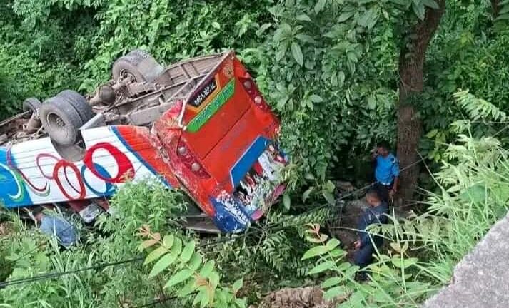 गोरखाबाट नारायणगढ जाँदै गरेको यात्रुबाहक बस तनहुँमा दुर्घटना